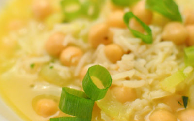 Wakacyjna wegańska zupa z cukinią i ryżem